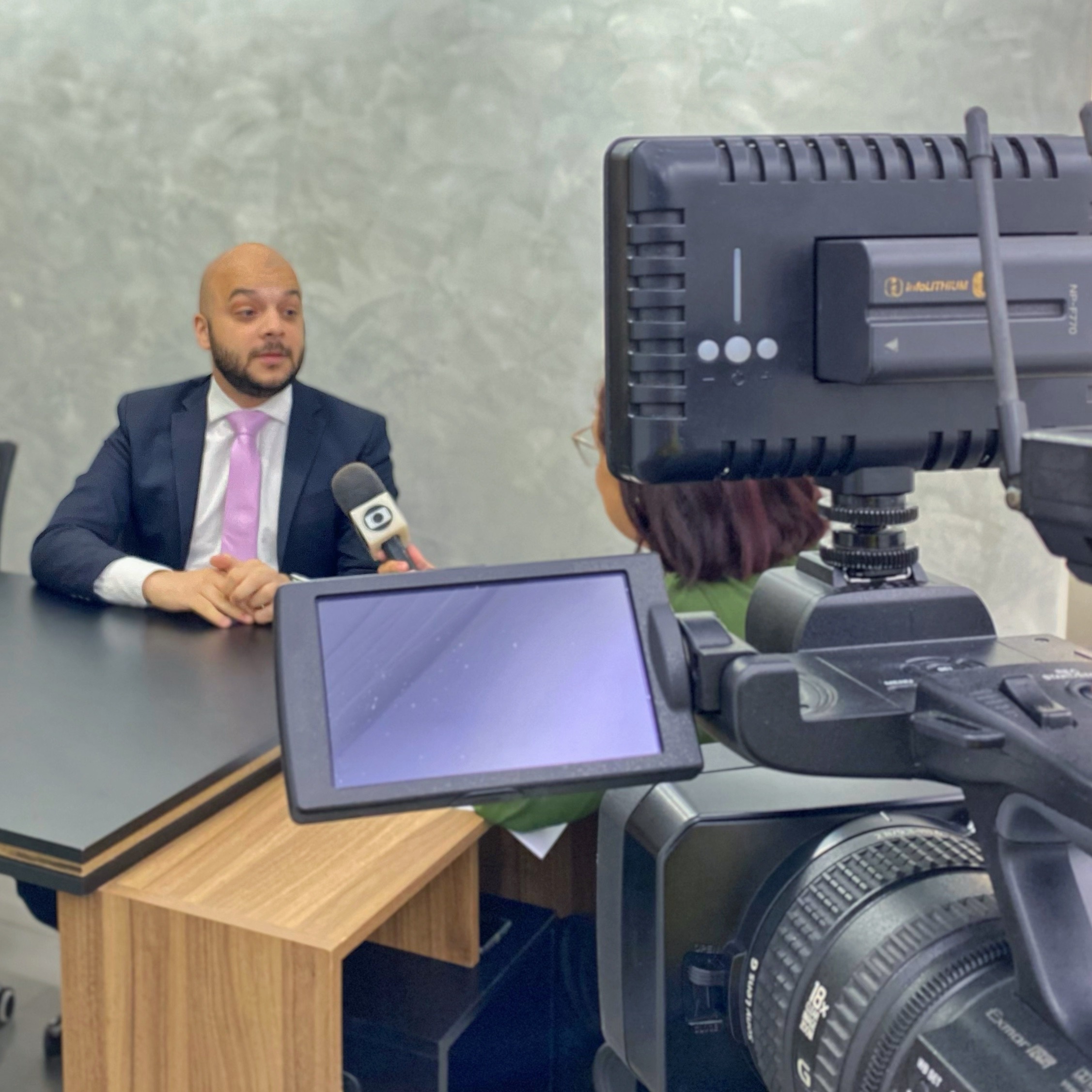 Leonardo Sampaio, advogado, concedendo entrevista para a mídia sobre temas jurídicos